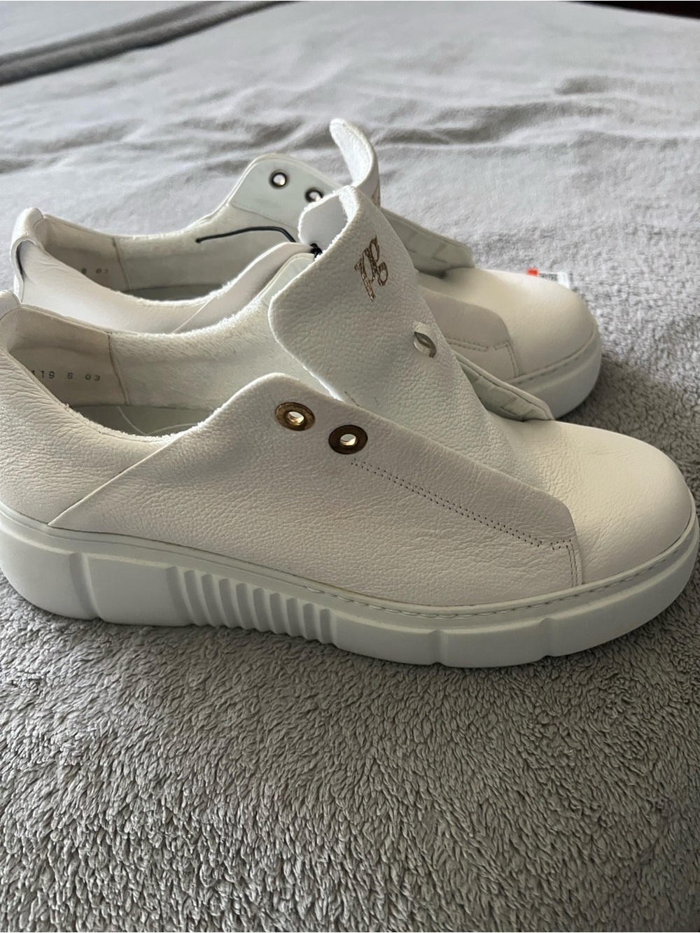 Paul Green White Slip-On Leather Sneakers with Gold Logo - Picture 2 of 14